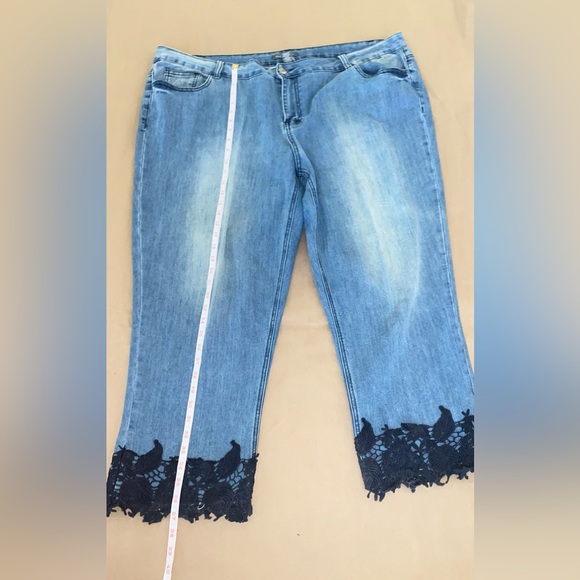 Kate & Mallory Stretch 5-Pocket Crochet Trimmed Cropped Jeans Plus Size 22W - Picture 4 of 9